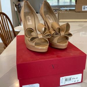 Valentino Bow Pumps size 37 (US 7). Like new condition.